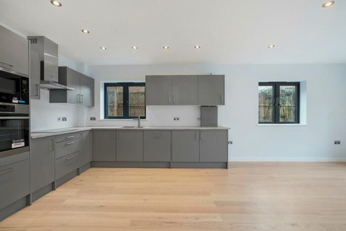 3 Bedroom Flat To Rent In Alexandra Road, KT17