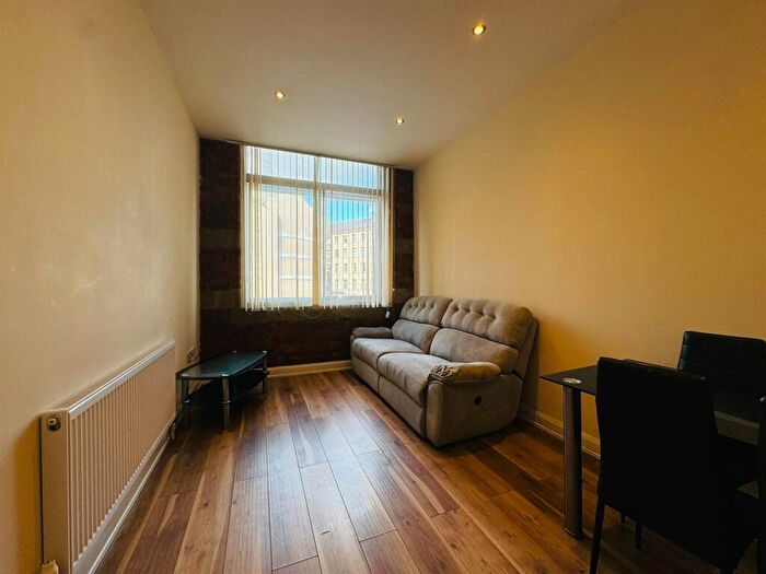 2 Bedroom Flat To Rent In Apt, Canal Road, Bradford, BD1