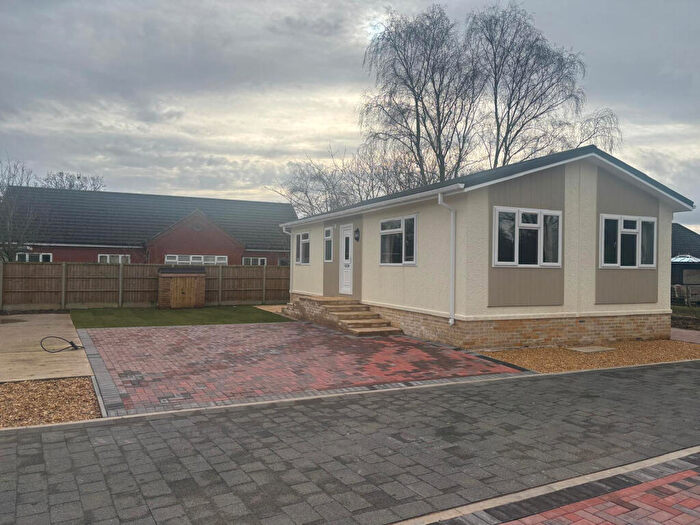 2 Bedroom Park Home For Sale In Lincoln, Lincolnshire, LN6
