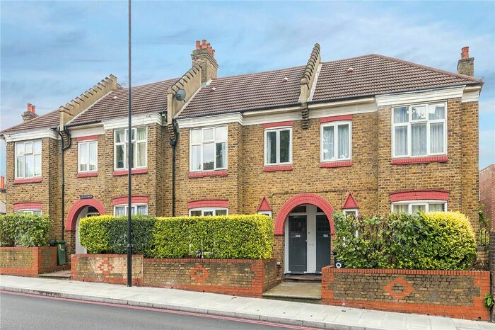 3 Bedroom Flat To Rent In Ambleside Gardens, London, SW16