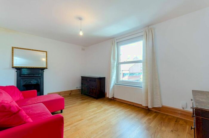 2 Bedroom Flat To Rent In Oliver Grove, South Norwood, London, SE25