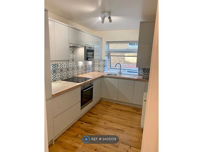 2 Bedroom Flat To Rent In Wych End, Beckenham, BR3