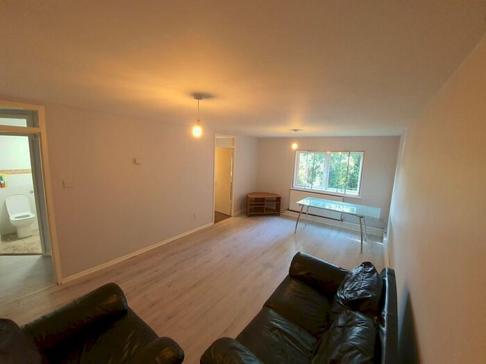 2 Bedroom Flat To Rent In Wheatley Close, Hendon, NW4