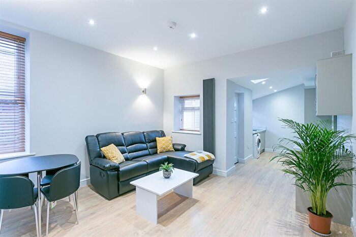 3 Bedroom Flat To Rent In Simonside Terrace, Heaton, Newcastle Upon Tyne, NE6