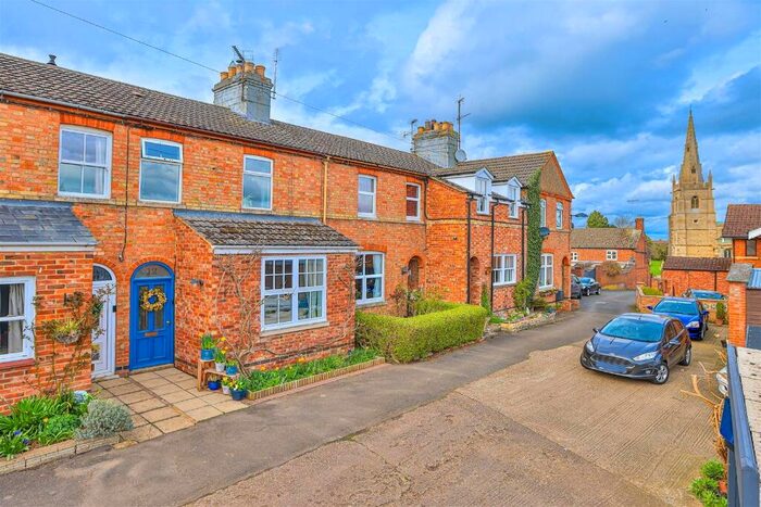 3 Bedroom Cottage For Sale In Wellington Terrace, Islip, NN14