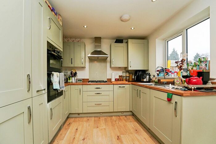 3 Bedroom Semi-detached House For Sale In Massey Drive, Worcester, Worcestershire, WR5