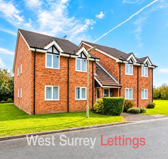 Terraced House To Rent In Wakefield Close, Byfleet, KT14