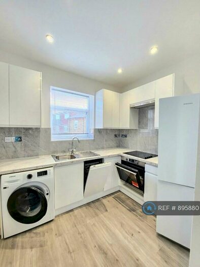 3 Bedroom Flat To Rent In Richmond Road, Kingston Upon Thames, KT2