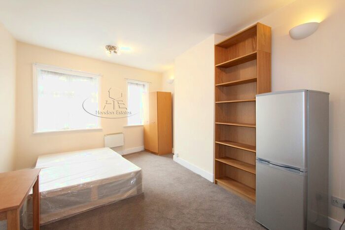 Studio To Rent In Long Lane, Finchley Central N3