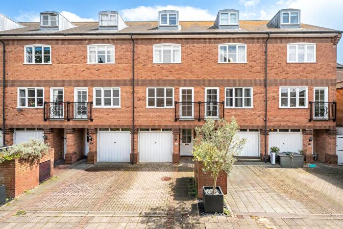 3 Bedroom Town House For Sale In Bowes Lyon Mews, St. Albans, AL3