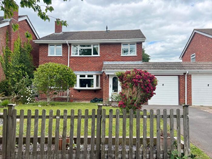 4 Bedroom Link Detached House For Sale In Langley, Southampton, Hampshire, SO45