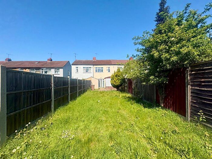 3 Bedroom Terraced House For Sale In Dunstable Road, Luton, Bedfordshire, LU4