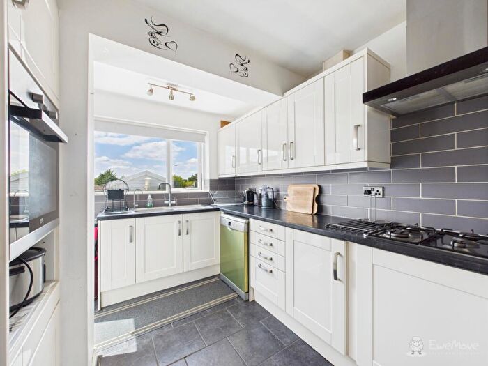 3 Bedroom Semi-Detached House For Sale In Vincent Close, Newmarket, Suffolk, CB8