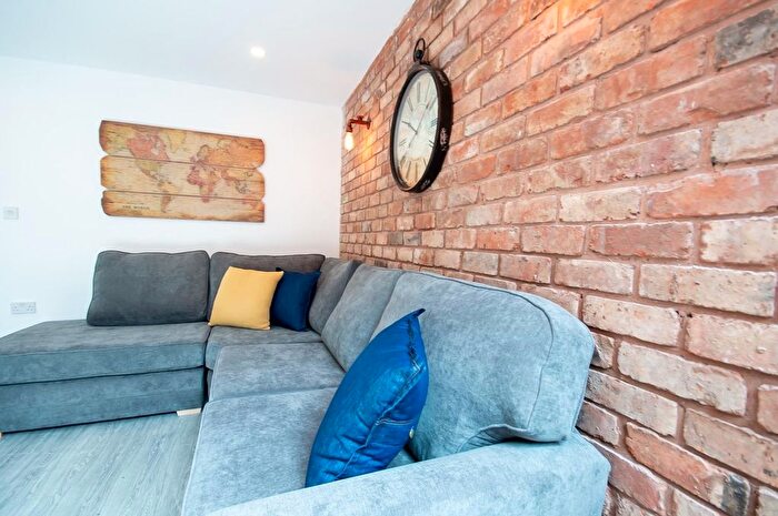 5 Bedroom Semi-Detached House To Rent In Daisy Road, Birmingham, B16