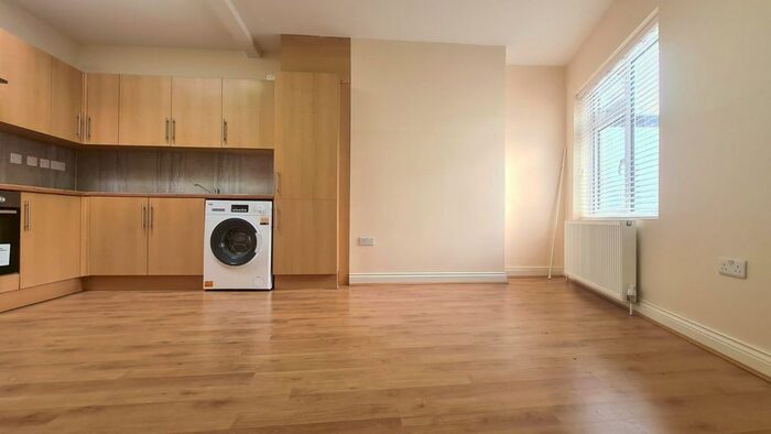 3 Bedroom Flat To Rent In Westway, Caterham, CR3