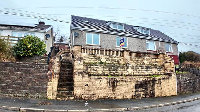 4 Bedroom Bungalow For Sale In Farm Road, Crumlin, NP11