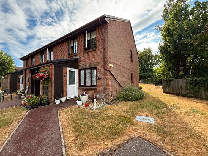 1 Bedroom Maisonette For Sale In Oak Close, Dunstable, Bedfordshire, LU5