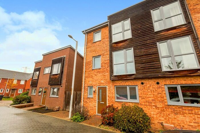 4 Bedroom Semi-Detached House To Rent In Rainbow Gardens, Dartford, DA1