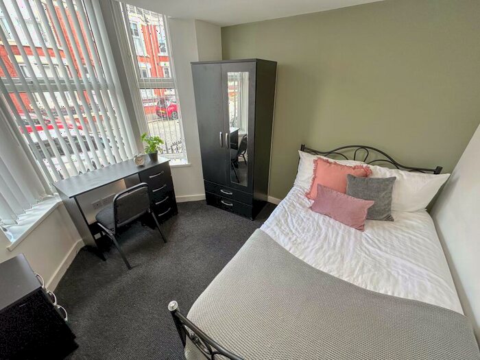 5 Bedroom House To Rent In Empress Road, L7