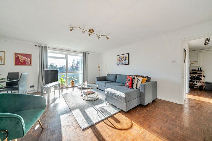 2 Bedroom Flat For Sale In Park Road North, Chiswick, London, W4