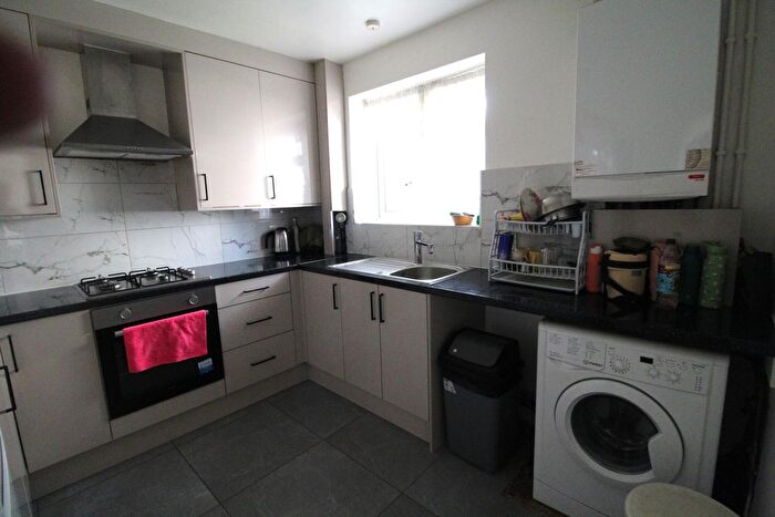 3 Bedroom Flat To Rent In Guru Nanak Road, Southall, UB2