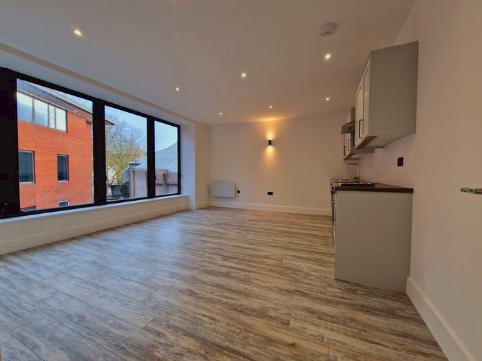 1 Bedroom Apartment To Rent In Kingsbridge Point, SN1