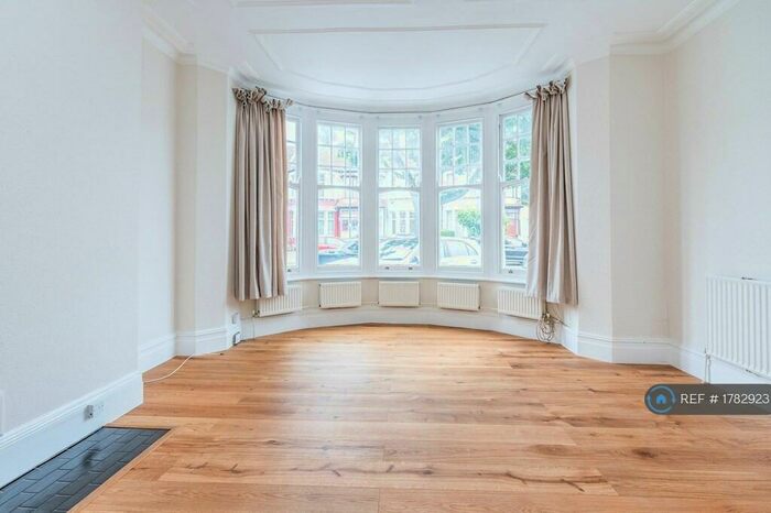 2 Bedroom Flat To Rent In The Crest, London, N13