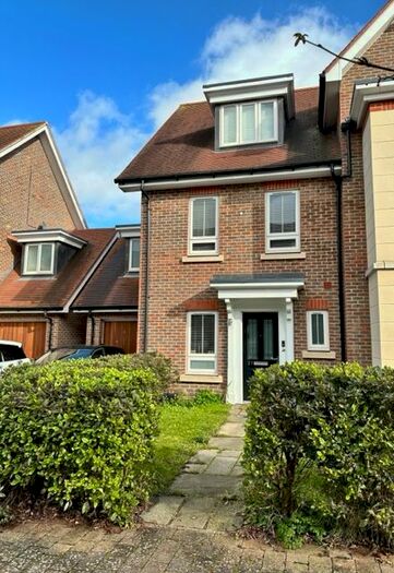 3 Bedroom Semi-Detached House To Rent In Pintail Way, Maidenhead, SL6