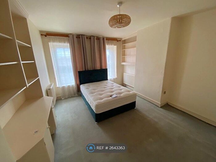 1 Bedroom Flat To Rent In High Street, Tisbury, Salisbury, SP3