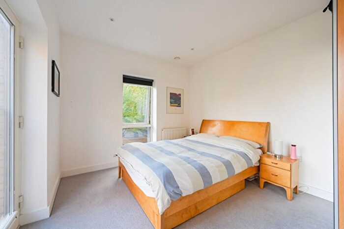 2 Bedroom Flat For Sale In St Clements, Mile End, E3