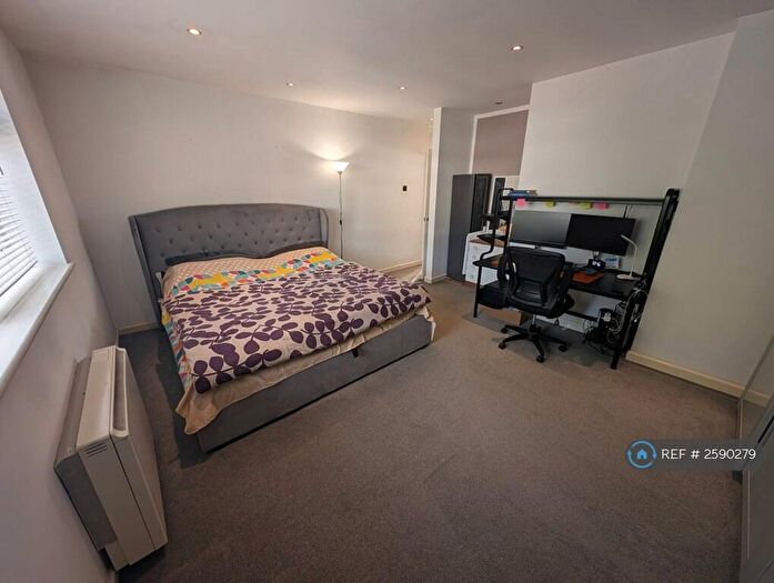 3 Bedroom Flat To Rent In Henleydale, Shirley, Solihull, B90