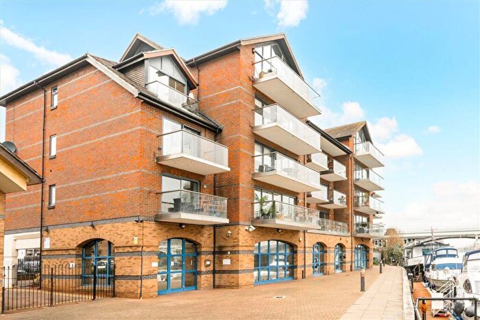 2 Bedroom Flat For Sale In Becketts Place, Teddington, KT1