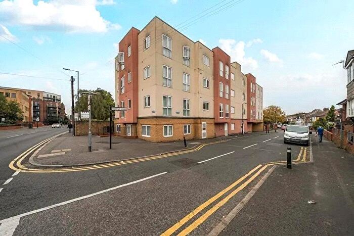2 Bedroom Apartment For Sale In Stoke Road, Slough, Berkshire, SL2