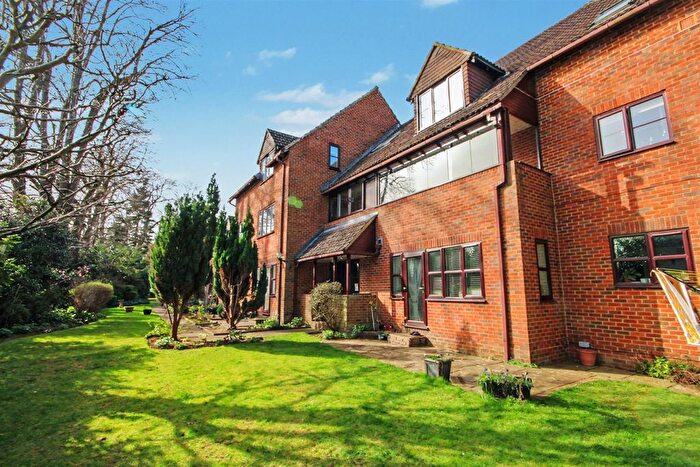 2 Bedroom Flat To Rent In Summerhouse Road, Godalming, GU7