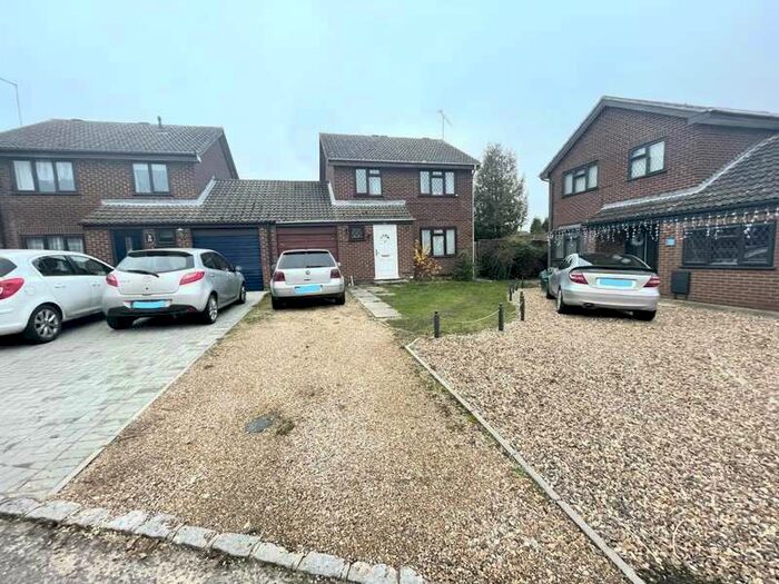 4 Bedroom Link Detached House To Rent In Blenheim Close, Wokingham, RG41