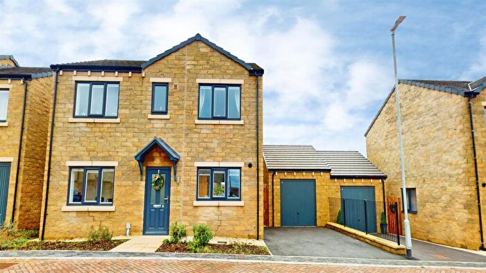 4 Bedroom Detached House For Sale In Egerton Close, Brighouse, West Yorkshire, HD6