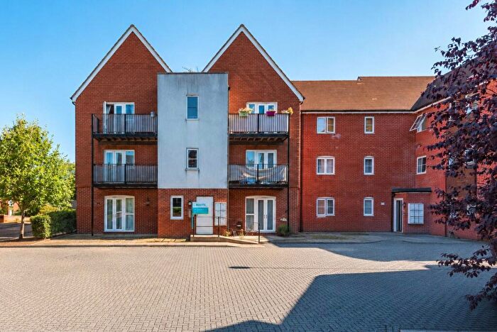 2 Bedroom Apartment For Sale In Outfield Crescent, Wokingham, Berkshire, RG40