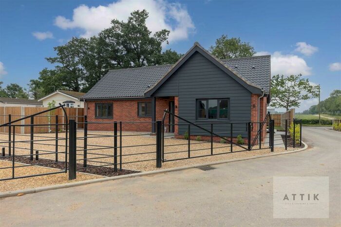 3 Bedroom Detached Bungalow For Sale In Airfield Way, Griston, IP25