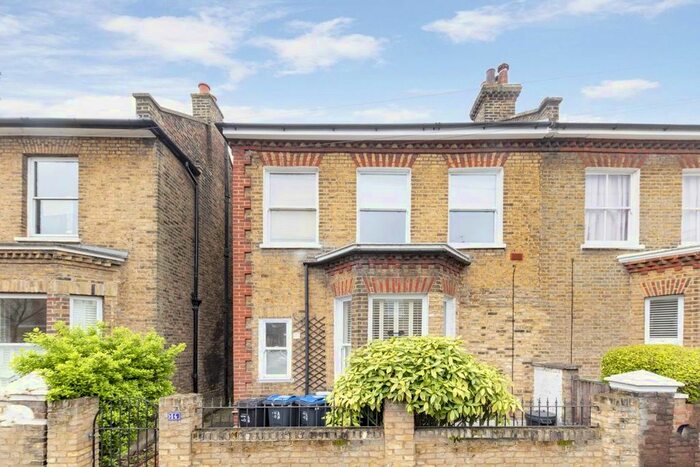 2 Bedroom Flat To Rent In Tabor Grove, London, SW19