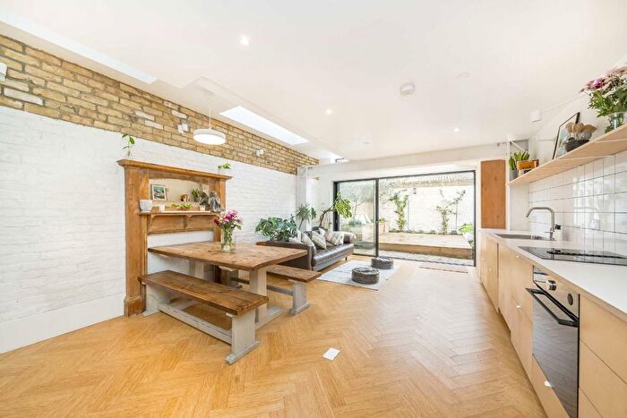 5 Bedroom Detached House For Sale In Noyna Road, Tooting, SW17