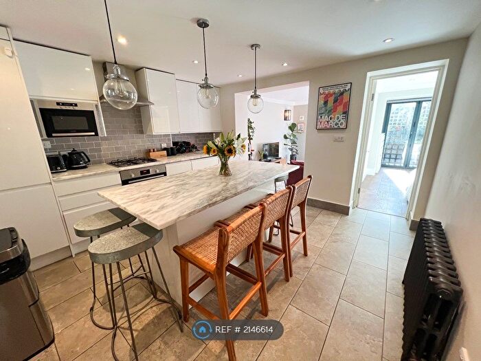 2 Bedroom Flat To Rent In South Lambeth Road, London, SW8