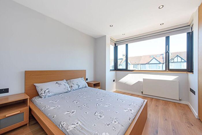 2 Bedroom Flat To Rent In Hamilton Road, Golders Green, London, NW11