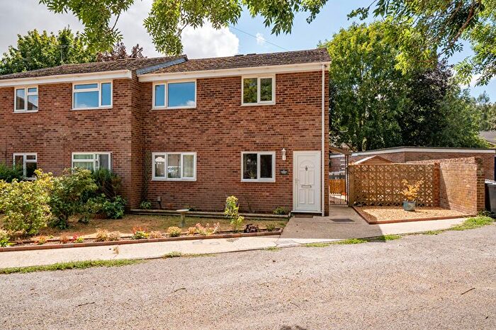 2 Bedroom Maisonette For Sale In Sunnyside Close, Charlton, SP10
