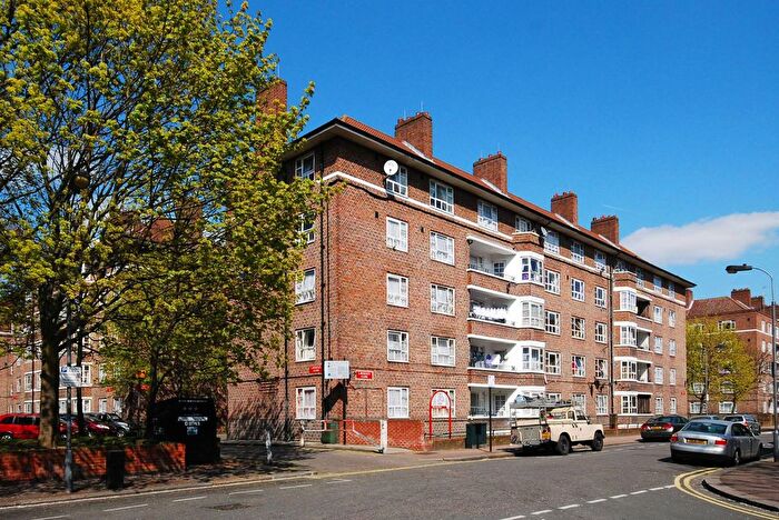 3 Bedroom Flat For Sale In Lawrence Close, White City, London, W12