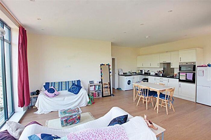 2 Bedroom Flat To Rent In Lower Bristol Road, Bath, BA2