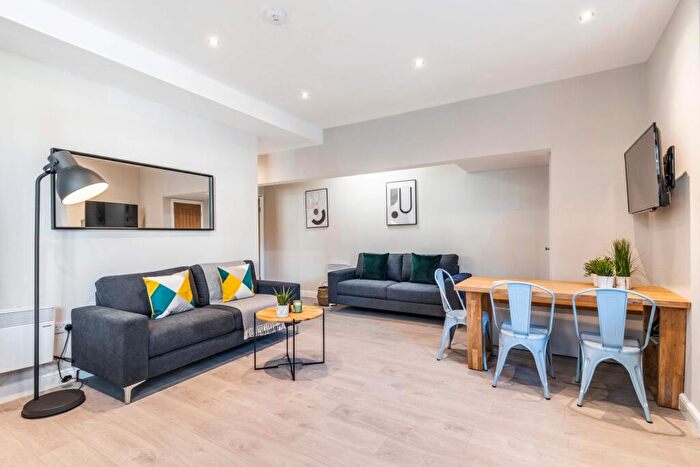 6 Bedroom House To Rent In Blenheim Square, Leeds, LS2