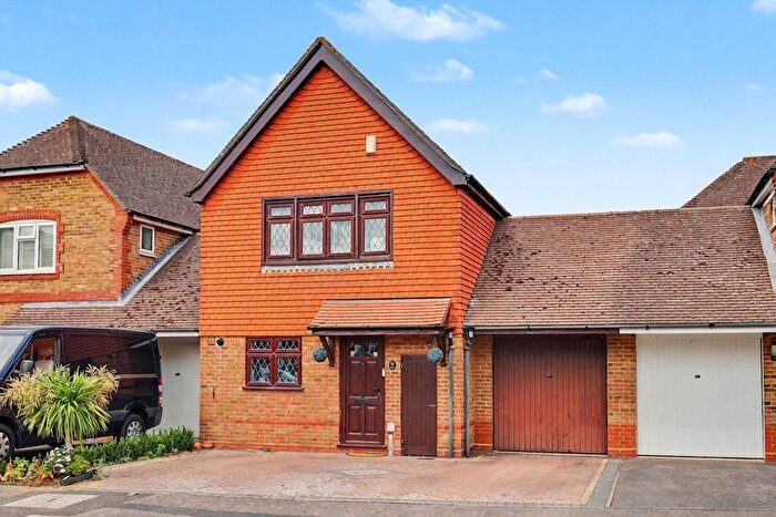 3 Bedroom Link Detached House For Sale In Grafton Way, West Molesey, KT8