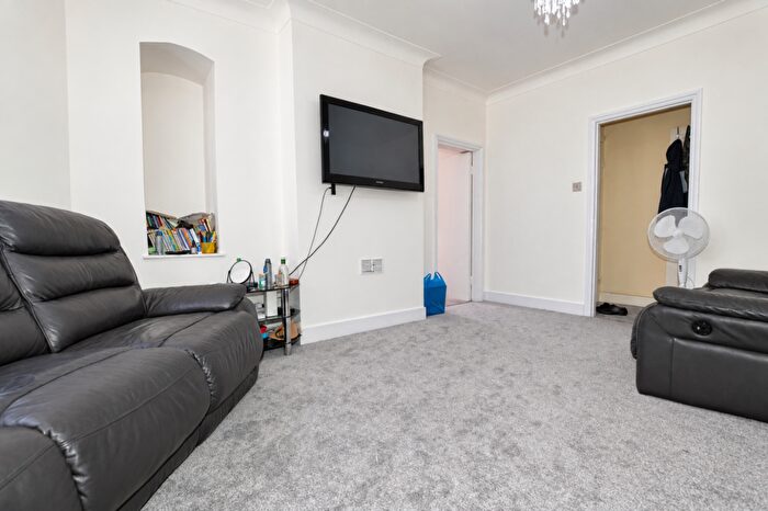 2 Bedroom Flat For Sale In Kings Road, London, London, E6