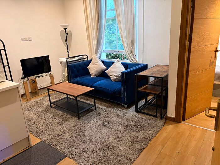 1 Bedroom Flat To Rent In Kempsford Gardens, London, SW5