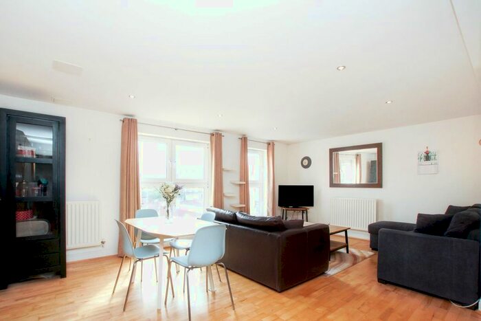 2 Bedroom Flat To Rent In Kings Avenue, London, SW4